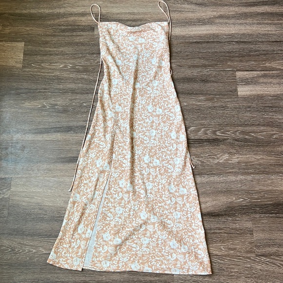 Resa - Madison Slip Dress Size XS Open Back Tan White Floral Maxi Slit - Picture 3 of 7